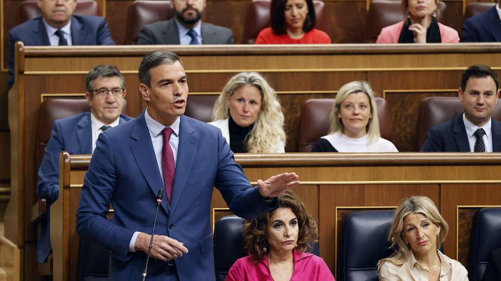 epa11297069 Spain's Prime Minister Pedro Sanchez (L) speaks during question time at the Lower House in Madrid, Spain, 24 April 2024.  EPA/J.P. GANDUL