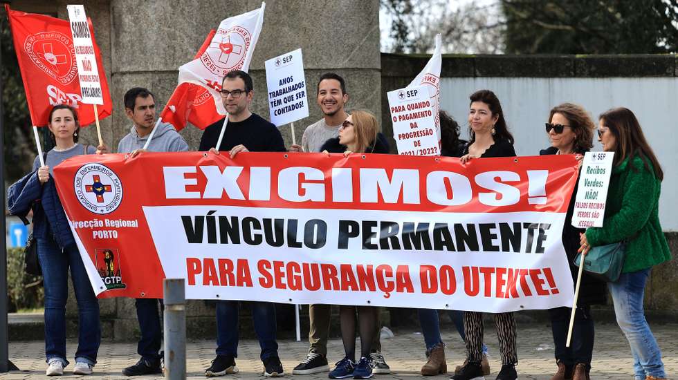 Manifestantes participam no protesto convocado pelo Sindicato dos Enfermeiros Portugueses (SEP) junto ao Centro Hospitalar Vila Nova de Gaia/Espinho, 14 de fevereiro de 2024. ESTELA SILVA/LUSA