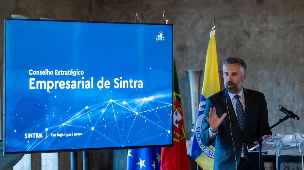 O secretário-geral do Partido Socialista, Pedro Nuno Santos, discursa durante a reunião do Conselho Estratégico Empresarial de Sintra, na Adega Regional de Colares, em Colares, Sintra, 16 de maio de 2024. JOSÉ SENA GOULÃO/LUSA