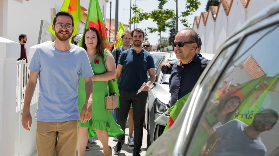 O cabeça de lista do Livre às eleições europeias, Francisco Paupério (E), visita as obras de casas de renda acessível durante um contacto com a população no âmbito da campanha para as eleições europeias, Entroncamento, 2 de junho de 2024. Em Portugal as eleições europeias realizam-se em 09 de junho e serão disputadas por 17 partidos e coligações. PAULO CUNHA/LUSA