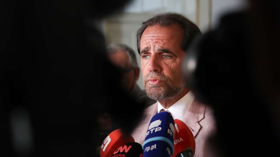 Miguel Albuquerque, presidente indigitado do XV Governo Regional da Madeira, presta declarações à imprensa após uma audiência com o representante da República para a Madeira, Ireneu Barreto, onde entregou formalmente a composição do XV Governo Regional da Madeira no Palácio de São Lourenço no Funchal, Madeira, 4 de junho de 2024. HOMEM DE GOUVEIA/LUSA
