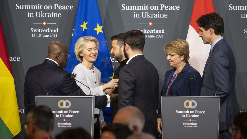 epa11415397 (L-R) President Nana Addo Dankwa Akufo-Addo of Ghana, European Commission President Ursula von der Leyen, Ukrainian President Volodymyr Zelensky, President Gabriel Boric Font of Chile, Swiss Federal President Viola Amherd and Prime Minister Justin Trudeau of Canada say goodbye after the closing press conference of the Summit on Peace in Ukraine in Stansstad near Lucerne, Switzerland, 16 June 2024. International heads of state gathered on 15 and 16 June at the Buergenstock Resort in central Switzerland for the two-day Summit on Peace in Ukraine.  EPA/ALESSANDRO DELLA VALLE / POOL                                               EDITORIAL USE ONLY  EDITORIAL USE ONLY