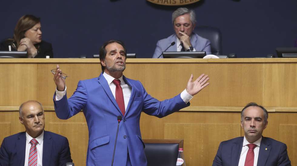 Miguel Albuquerque (C), presidente do XV Governo Regional da Madeira, esta manhã durante o debate do programa do XV Governo Regional da Madeira na Assembleia Legislativa da Madeira no Funchal, 18 de junho de 2024. HOMEM DE GOUVEIA/LUSA