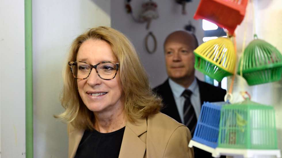 A ministra do Trabalho, Solidariedade e Segurança Social, Maria do Rosário Ramalho, acompanhada do vereador da Câmara Municipal do Porto, Fernando Paulo, visita o Centro de Acolhimento Temporário Joaquim Urbano no Porto, 28 de junho de 2024. FERNANDO VELUDO/LUSA
