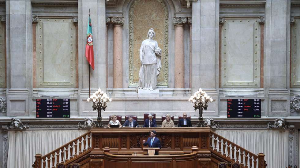O líder e deputado do Chega, André Ventura, usa da palavra durante o debate parlamentar na Assembleia da República, em Lisboa, 04 de julho de 2024. TIAGO PETINGA/LUSA