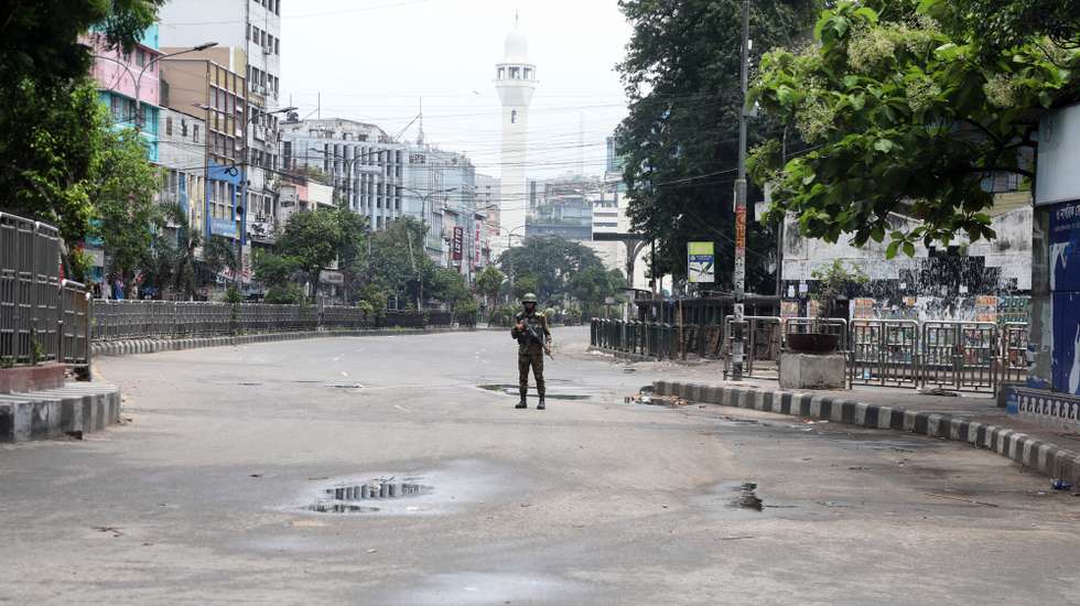 epa11491096 Bangladeshi soldiers guard on a street to quell increasing civil unrest sparked by student demonstrations in Dhaka, Bangladesh, 22 July 2024. On 22 July Bangladesh was under curfew; widespread disruption of telecoms prevailed a day after the Bangladesh Supreme Court scrapped some quotas for government jobs that sparked protests, and police were authorized to enforce 'shoot on sight' orders across the country during curfew as casualties mounted and law enforcement struggled to contain the unrest. The Bangladeshi government imposed a nationwide curfew and deployed military forces after violence broke out in Dhaka and other regions following student-led protests demanding reforms to the government's job quota system.  EPA/MONIRUL ALAM