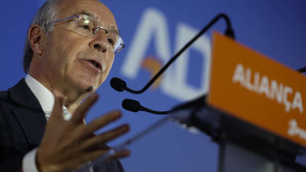Luís Marques Mendes expressa o seu apoio a Luis Montenegro da Aliança Democrática (AD) no comício em Barcelos no âmbito da campanha para as eleições legislativas de 10 de março, 06 de março de 2024. Mais de 10,8 milhões de portugueses são chamados a votar no domingo para eleger 230 deputados à Assembleia da República. A estas eleições concorrem 18 forças políticas, 15 partidos e três coligações. TIAGO PETINGA/LUSA