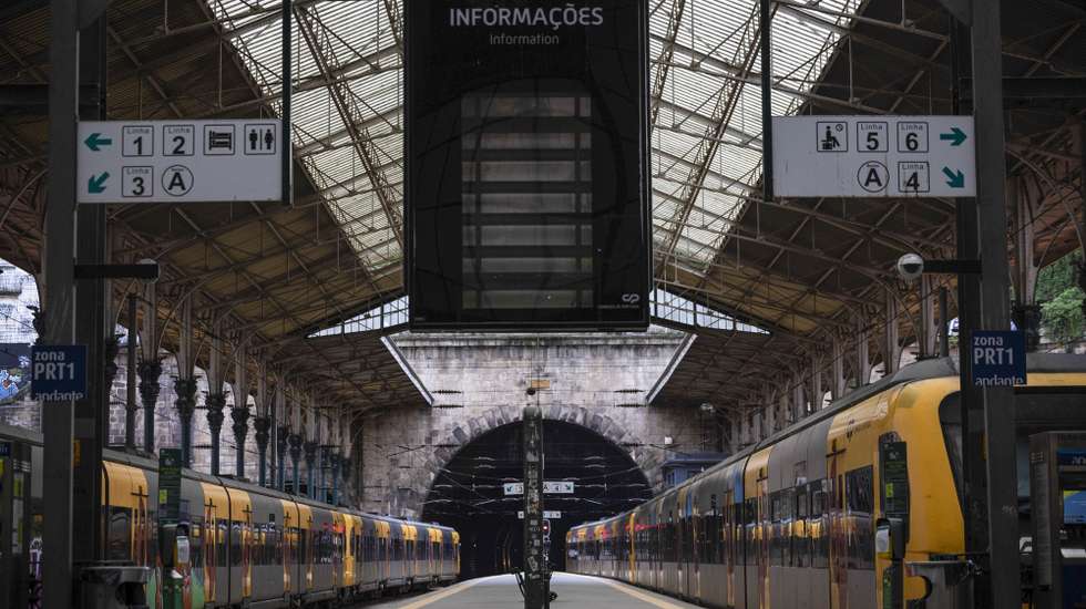 Estação de São Bento no Porto, 2 de janeiro de 2024. Os trabalhadores de operação, comando, controlo, informação, gestão de circulação e conservação ferroviária na Infraestruturas de Portugal (IP) estão em greve por melhores condições de trabalho e vencimentos da profissão, que considera exigente e complexa.  JOSÉ COELHO/LUSA