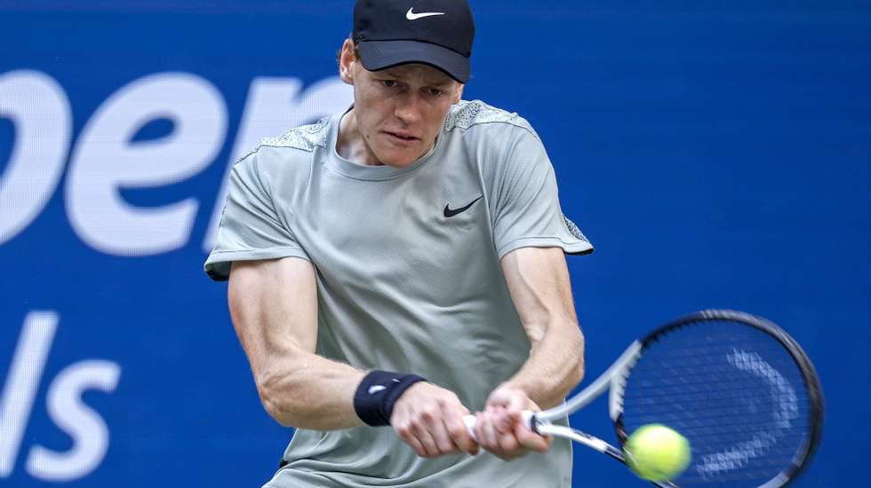 epa11593652 Jannik Sinner of Italy in action against Taylor Fritz of the United States during their men&#039;s final match of the US Open Tennis Championships at the USTA Billie Jean King National Tennis Center in Flushing Meadows, New York, USA, 08 September 2024.  EPA/CJ GUNTHER