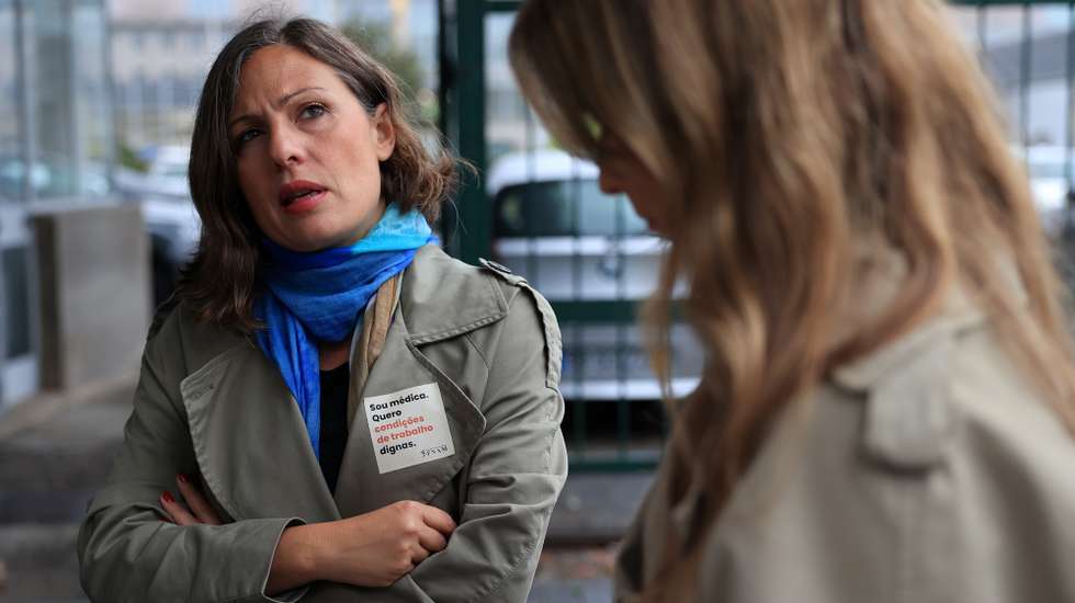 A presidente da Federação Nacional dos Médicos (FNAM), Joana Bordalo e Sá, faz um balanço da greve dos médicos junto ao Hospital São João, no Porto, 25 de setembro de 2024. ESTELA SILVA/LUSA