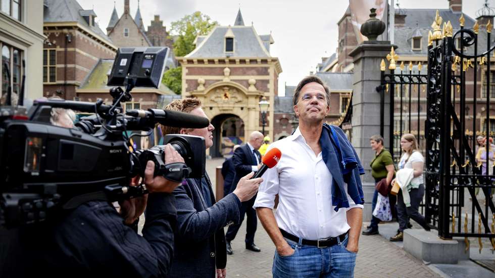 epa11565629 Former Dutch Prime Minister Mark Rutte (R) talks to the media as he arrives at the Mauritshuis for the preview of the two-part documentary 'Rutte', about the last days of Rutte's premiership, in The Hague, The Netherlands, 26 August 2024. The documentary will appear on Videoland.  EPA/ROBIN VAN LONKHUIJSEN