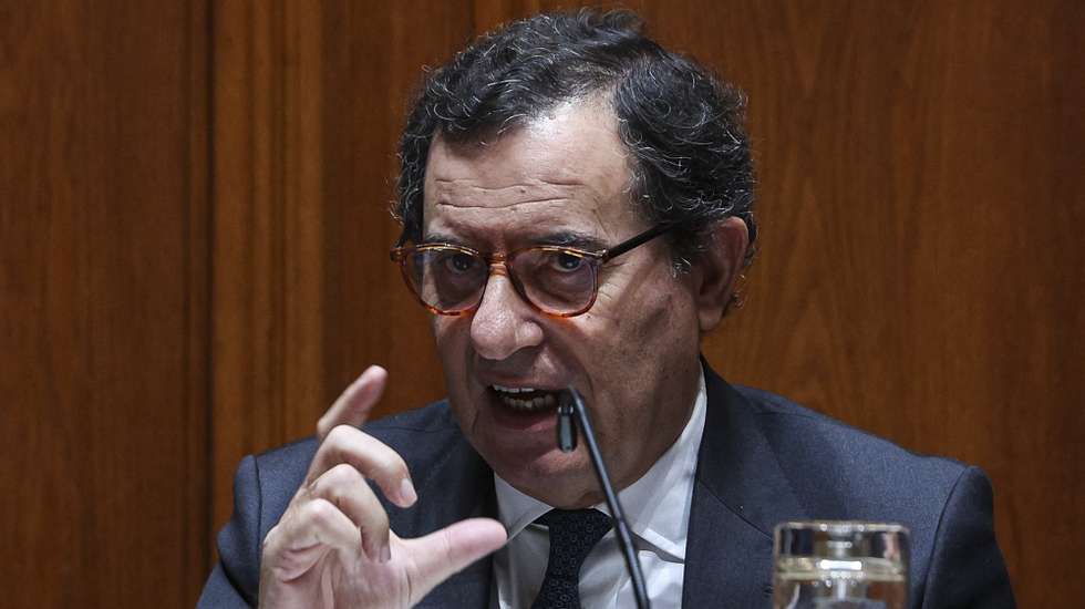 O ministro-adjunto e da Coesão Territorial, Manuel Castro Almeida, fala perante a Comissão de Orçamento, Finanças e Administração Pública, na Assembleia da República em Lisboa, 07 de novembro de 2024. TIAGO PETINGA/LUSA