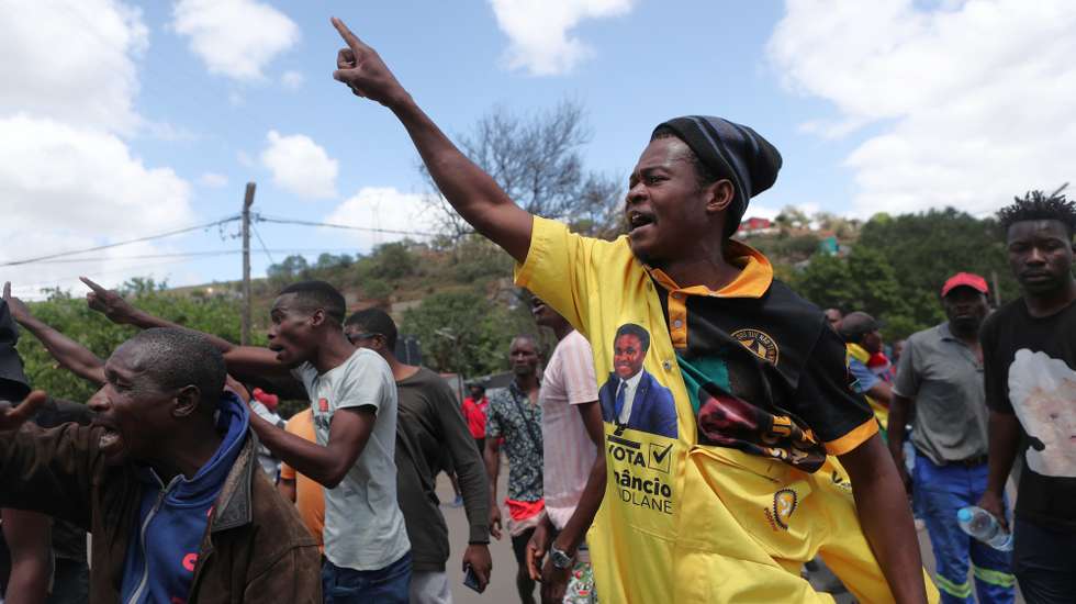Supporters of Venancio Mondlane protest demanding the “restoration of electoral truth”, cutting off traffic at Ressano Garcia, the main border between Mozambique and South Africa, heavily guarded by dozens of soldiers and police, Mozambique, 14 November 2024. LUISA NHANTUMBO/LUSA