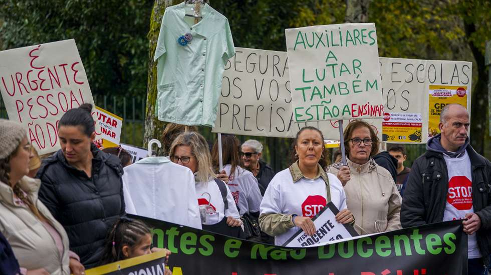 Greve de 24 horas convocada pelo S.TO.P. - Sindicato de Todos os Profissionais da Educação, para reivindicar melhores condições de trabalho para os Assistentes Operacionais (AO) da educação na escola EB23Prof, João de Meira, Guimarães, Portugal, 15 Novembro 2024. HUGO DELGADO/LUSA