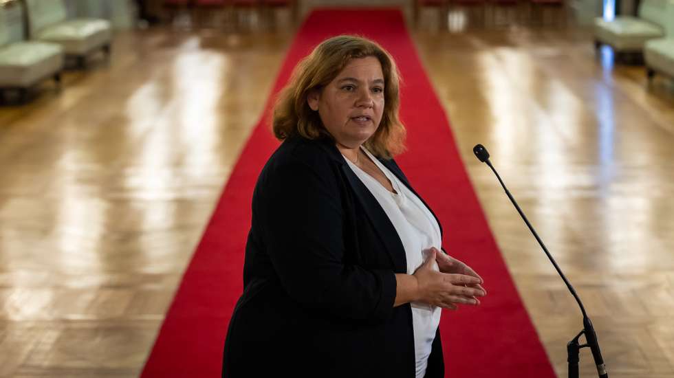 A líder parlamentar do Partido Socialista (PS), Alexandra Leitão, fala aos jornalistas após uma reunião com o governo para discussão do Orçamento de Estado 2025, na Assembleia da República, em Lisboa, 10 de setembro de 2024. JOSÉ SENA GOULÃO/LUSA