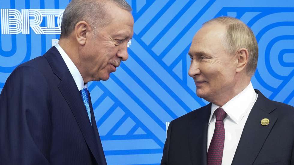 epa11677625 Russian President Vladimir Putin (R) welcomes Turkish President Recep Tayyip Erdogan before their meeting on the sidelines of the BRICS summit in Kazan, Russia, 23 October 2024. The BRICS summit takes place from 22 to 24 October.  EPA/ALEXANDER ZEMLIANICHENKO / POOL