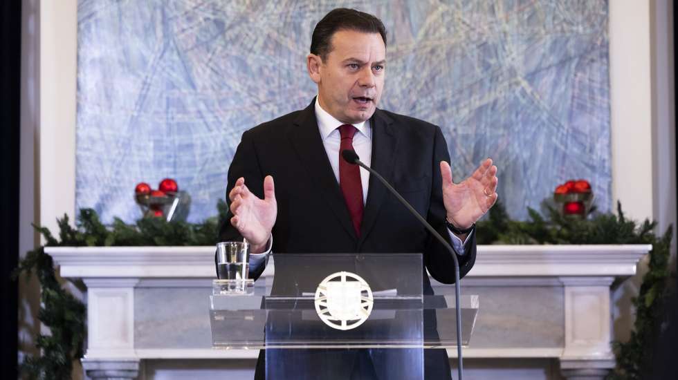 O primeiro-ministro, Luis Montenegro, usa da palavra durante a cerimónia de tomada de posse do secretário-geral do Sistema de Informações da República Portuguesa (SIRP) e da secretária-geral do Sistema de Segurança Interna (SSI), na Residência Oficial do primeiro-ministro, em Lisboa, 27 de dezembro de 2024. JOSÉ SENA GOULÃO/LUSA