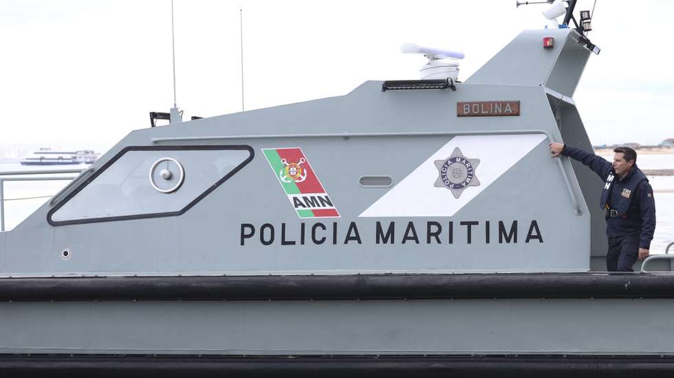 Uma embarcação da Polícia Marítima percorre o Rio Tejo, Lisboa  28 de novembro de 2023. ANTÓNIO COTRIM/LUSA
