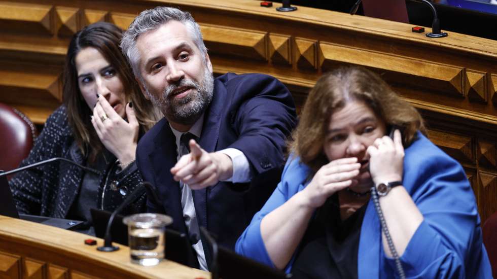 O secretário-geral do Partido Socialista (PS), Pedro Nuno Santos (C), ladeado pelas deputadas Marina Gonçalves (E) e Alexandra Leitão (D), durante a sessão plenária, na Assembleia da República, em Lisboa, 05 de fevereiro de 2025. ANTÓNIO PEDRO SANTOS/LUSA