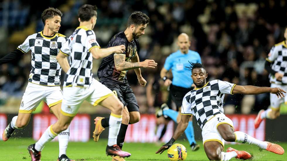 O jogador do Boavista Foning (D) disputa a bola com Rodrigo Pinho (2-D) jogador do Estrela da Amadora durante o jogo da I Liga de futebol, disputado no estádio do Bessa XXI, Porto, 14 de fevereiro de 2025. JOSÉ COELHO/LUSA