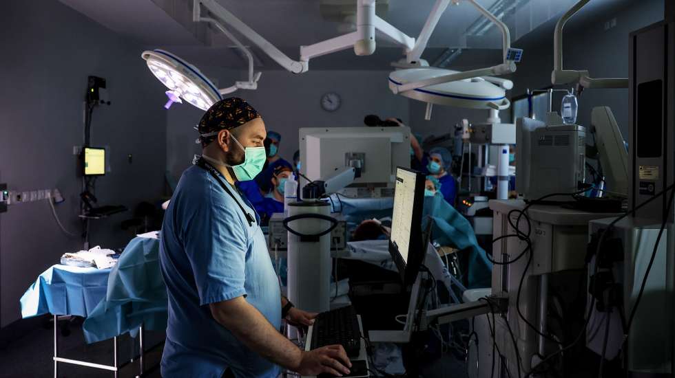 Cirurgia bariátrica em regime de ambulatório, com recurso a uma técnica única no mundo -  ‘koala sleeve’ - que  foi apresentada em maio de 2024 no Congresso Europeu de Cirurgia de Obesidade em Viena, na Áustria, Hospital Pedro Hispano, em Matosinhos, 3 de março de 2025. O ‘sleeve’ – gastrectomia vertical ou cirurgia de redução do estômago – consiste na remoção de cerca de 70% do estômago fazendo com que este em vez de se parecer com um saco que armazena comia, fique como uma banana, um tubo estreito.Na prática, a ‘koala sleeve’ consiste na adaptação do ‘sleeve’ tradicional, acrescentando-lhe a colocação de uma espécie de válvula que tenta impedir o refluxo dos alimentos do estômago para o esófago. ( ACOMPANHA TEXTO) JOSÉ COELHO/LUSA