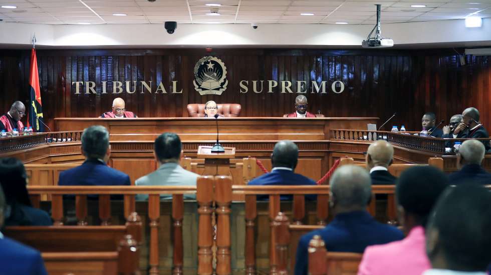 Início do julgamento dos generaisl Leopoldino Fragoso do Nascimento "Dino" e Helder Vieira Dias "Kopelipa" pelos crimes de tráfico de influências e branqueamento de capitais, entre outros, no âmbito de um processo que envolve também a filial angolana da China International Fund, segundo despacho de pronúncia da 4.ª secção da câmara Criminal do Tribunal Supremo de Angola, datada de 20 de dezembro de 2023, em Luanda, Angola, 10 de março de 2025. Além dos generais Leopoldino Fragoso do Nascimento "Dino" e Helder Vieira Dias "Kopelipa", figuras ligadas ao antigo Presidente José Eduardo dos Santos (já falecido) sentam-se no banco dos réus o advogado Fernando Gomes dos Santos e representantes das empresas China International Fund Angola, Plansmart International Limited e Utter Right International Limited. AMPE ROGÉRIO/LUSA