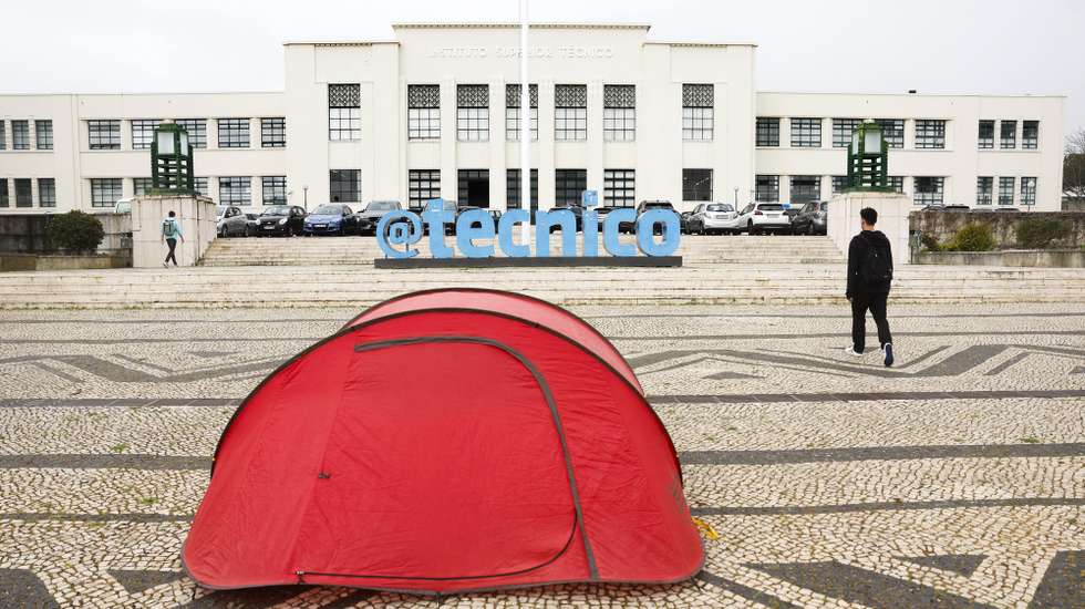 Tendas montadas frente ao Instituto Superior Técnico, num protesto organizado pela Associação dos Estudantes do Instituto Superior Técnico (AEIST), contra os adiamentos dos diferentes Governos para com o alojamento estudantil, como símbolo das condições precárias a que milhares de estudantes se sujeitam para frequentar o ensino superior, em Lisboa, 24 de março de 2023. ANTÓNIO PEDRO SANTOS/LUSA