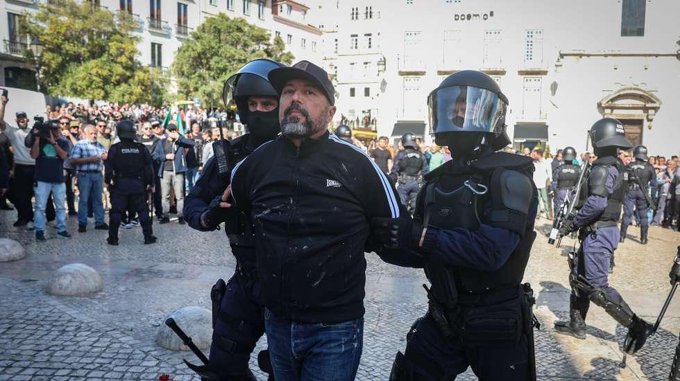 Mário Machado detido. Police clash with right-wing extremists from the organizations "Rise" and "Habeas Corpus" and supported by "1143 Group" that hold a unauthorised rally in Lisbon downtown, place with a great concentration of immigrants, during the celebrations of the 25th April 1974 Carnation Revolution that ended the authoritarian regime of Estado Novo (New State) that ruled the country between 1926 to 1974, Lisbon, 25th April 2025. ANTONIO COTRIM/ LUSA