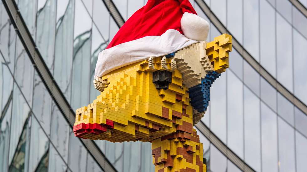 epa05039696 A giraffe built out of Lego bricks wearing a red Santa hat can be seen in front of Legoland at Potsdamer Platz, in Berlin, Germany, 24 November 2015.  EPA/PAUL ZINKEN