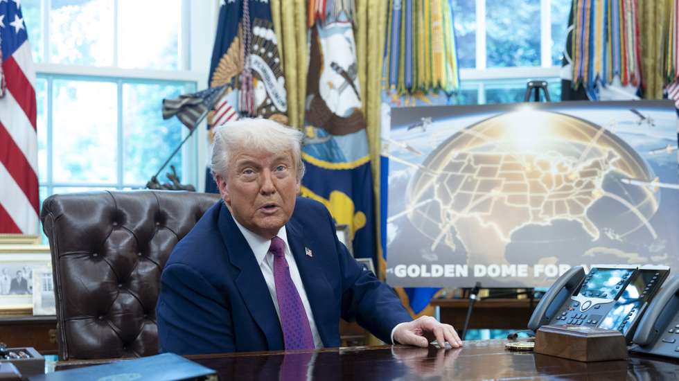 epa12120792 US President Donald J Trump announces he has selected the path forward for his ambitious Golden Dome missile defense shield, in the Oval Office of the White House in Washington, DC, USA, 20 May 2025.  EPA/CHRIS KLEPONIS / POOL