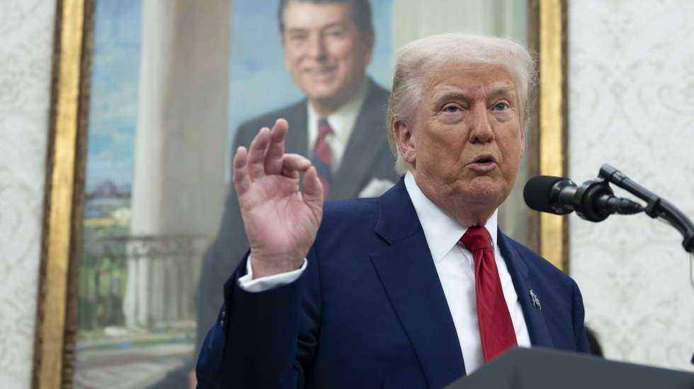 epa12141443 US President Donald Trump speaks at the swearing-in ceremony for Jeanine Pirro, as interim US Attorney for the District of Columbia, in the Oval Office at the White House in Washington, DC, USA, 28 May 2025.  EPA/Chris Kleponis - Pool via CNP / POOL