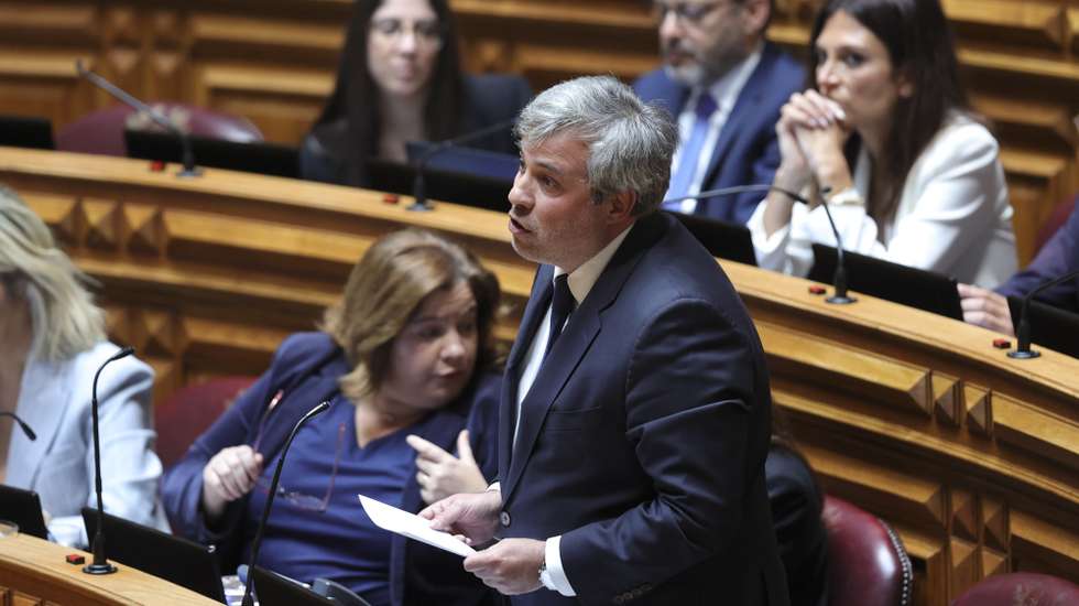 epa12065307 Socialist Party (PS) deputy Pedro Vaz speaks during a debate about 'the breakdown of electricity supply in Portugal' on 28 April in the Parliament in Lisbon, Portugal, 30 April 2025. A major power outage occurred across Portugal and Spain, where electric power was interrupted for more than ten hours in some regions The blackout caused severe difficulties in telecommunications, transportation systems, and essential sectors such as hospitals and emergency services.  EPA/MANUEL DE ALMEIDA