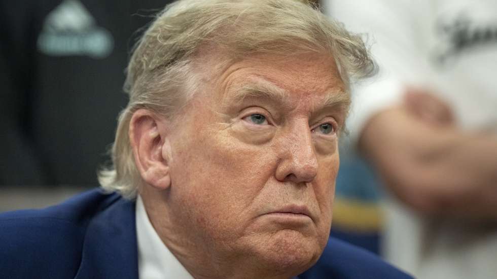 epa12184440 US President Donald Trump holds a meeting with members of the Juventus soccer club in the Oval Office of the White House in Washington, DC, USA, 18 June 2025.  EPA/KEN CEDENO / POOL