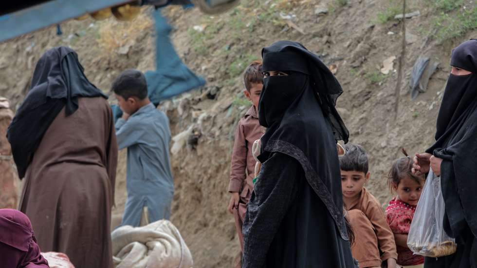 epa12123813 Afghan refugees, who have returned from neighboring countries live in a temporary shelter in Kabul, Afghanistan, 21 May 2025. The Ministry of Refugees and Repatriation reports that over 170,000 Afghan refugees have been deported from neighboring countries between 01 April and May 2023, with the majority (128,000) coming from Pakistan, followed by more than 43,000 from Iran and 1,322 from Turkey. Additionally, over 3,300 Afghan prisoners were released from Pakistani prisons during this period. Many of the returning refugees are seeking permanent shelter in Kabul, with a refugee camp currently accommodating daily arrivals of 800 to 1,000 individuals. The UNHCR also indicates that more than 280,000 Afghans were deported from Pakistan and Iran in April alone.  EPA/SAMIULLAH POPAL