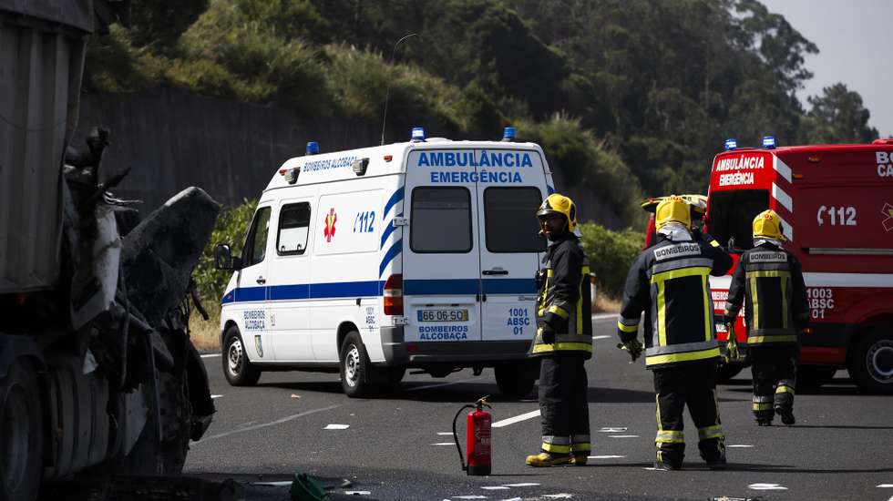 Uma colisão entre um camião e um autocarro, que transportava alunos de uma escola de Coimbra, causou hoje sete feridos ligeiros na autoestrada A8, em Alfeizerão, Alcobaça, 30 de maio de 2025. PAULO CUNHA/LUSA
