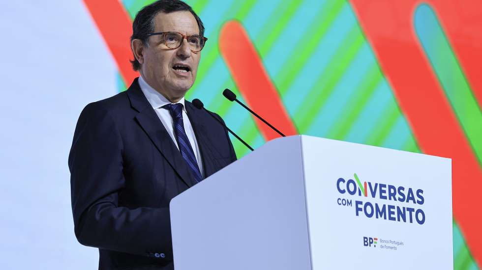Castro Almeida, ministro da Economia e da Coesão Territorial, intervém durante a 1.ª edição “Conversas com Fomento” do Banco Português de Fomento, em Santa Maria da Feira, 11 de Julho de 2025. ESTELA SILVA/LUSA