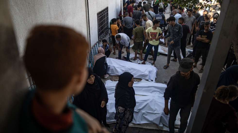epa12206643 Palestinians bid farewell to relatives who were killed in an Israeli airstrike, at Al-Shifa Hospital in Gaza City, 30 June 2025. According to the Gaza Ministry of Health, 24 Palestinians were killed after the Israeli army targeted Al-Baqa Cafe located on the seafront of Gaza City.  EPA/HAITHAM IMAD