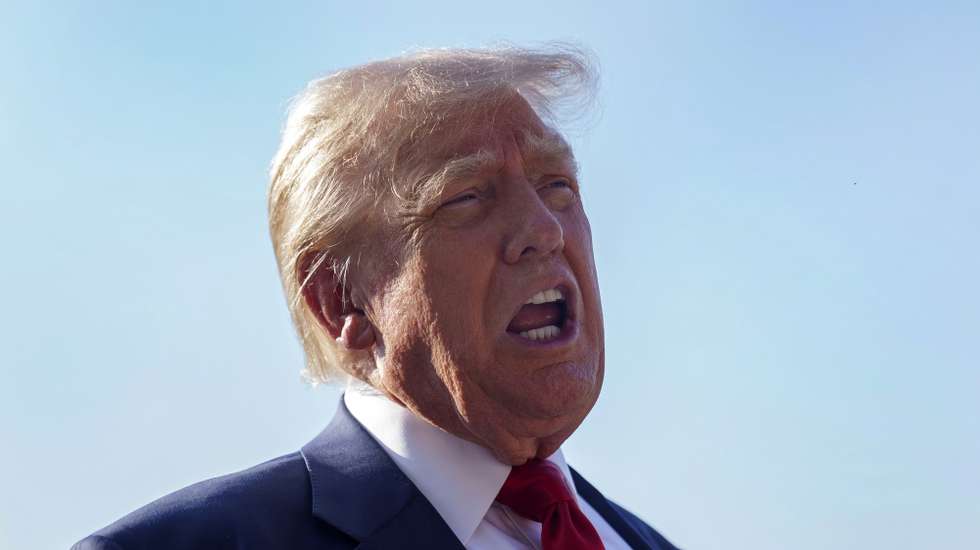 epa12261470 US President Donald Trump talks to the media as he departs from the White House in Washington, DC, USA, 25 July 2025. President Trump is due to visit Scotland for a 4-day visit where he is due to visit his golf courses and met with UK Prime Minister Keir Starmer.  EPA/WILL OLIVER / POOL