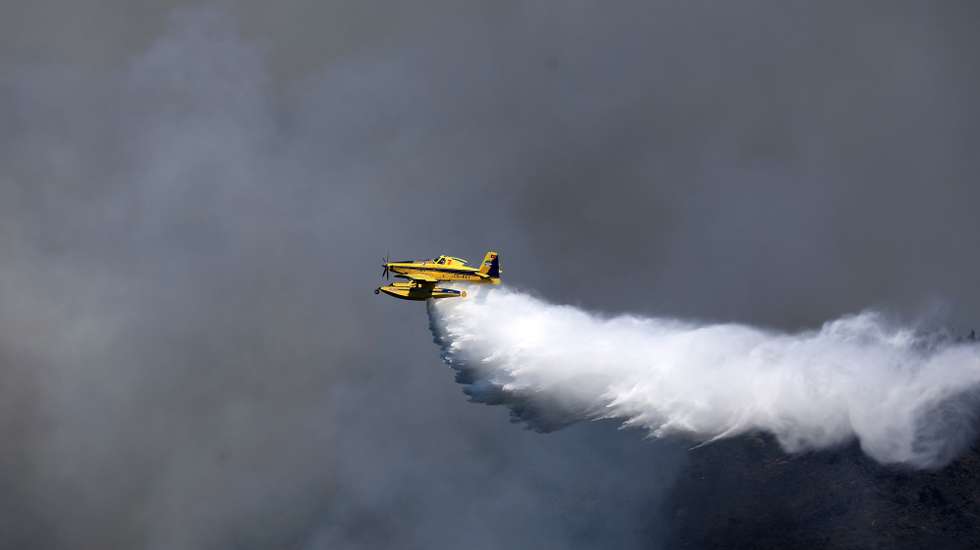 Um avião Canadair combate o incêndio que lavra numa encosta próxima do lugar de Parada, na freguesia Santa Eulália, em Arouca, 30 de julho de 2025. ESTELA SILVA/LUSA