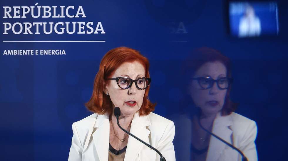 A ministra do Ambiente e Energia, Maria da Graça Carvalho, intervém na conferência de imprensa de apresentação do E-LAR e do Bairros + Sustentáveis, programas para tornar as casas mais eficientes e de combate à pobreza energética, em Lisboa, 05 de agosto de 2025. RODRIGO ANTUNES/LUSA