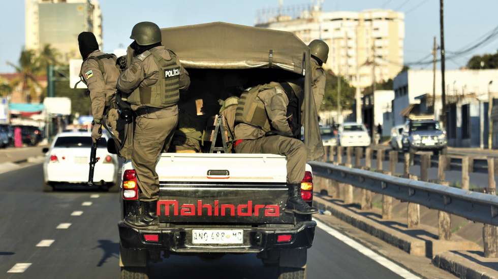 Forte contingente policial escolta Venâncio Mondlane até à sua casa depois de aterrar no Aeroporto Internacional de Maputo, onde várias dezenas de apoiantes o aguardavam, Maputo, Moçambique, 21 de julho de 2025. Venâncio Mondlane vai ser ouvido terça-feira na Procuradoria-Geral da República (PGR) moçambicana, no âmbito das manifestações pós-eleitorais, anunciou o político, ao chegar a Maputo, antes da polícia lançar gás lacrimogéneo após a saída do aeroporto, dispersando apoiantes. LUÍSA NHANTUMBO/LUSA