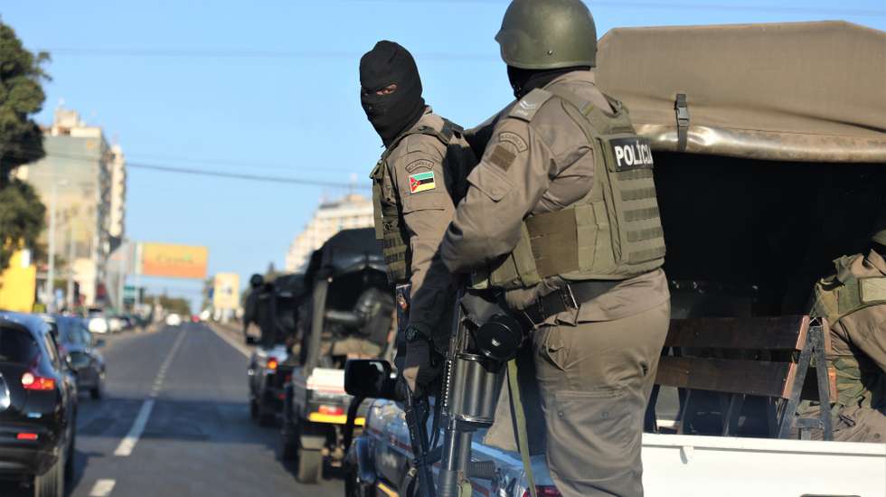 Forte contingente policial escolta Venâncio Mondlane até à sua casa depois de aterrar no Aeroporto Internacional de Maputo, onde várias dezenas de apoiantes o aguardavam, Maputo, Moçambique, 21 de julho de 2025. Venâncio Mondlane vai ser ouvido terça-feira na Procuradoria-Geral da República (PGR) moçambicana, no âmbito das manifestações pós-eleitorais, anunciou o político, ao chegar a Maputo, antes da polícia lançar gás lacrimogéneo após a saída do aeroporto, dispersando apoiantes. LUÍSA NHANTUMBO/LUSA