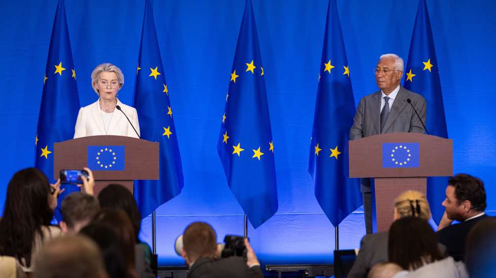 epa12258652 President of the European Council Antonio Costa (R) and President of the European Commission Ursula von der Leyen (L) attend a press conference at the EU Delegation to China, in Beijing, China, 24 July 2025. The conference was on their earlier meeting with Chinese President Xi Jinping.  EPA/JESSICA LEE