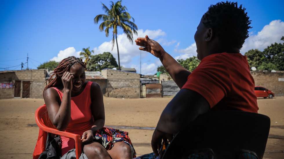 Duas mulheres conversam no Bairro da Mafalala, Maputo, 05 de outubro de 2024. Alguns dos moradores do histórico bairro da Mafalala, na capital moçambicana, lamentam as promessas de desenvolvimento por cumprir e o combate que está por fazer ao desemprego e ao tráfico e consumo de droga. Hoje cumpre-se o último dia da campanha eleitoral das eleições gerais agendadas para quarta-feira.(ACOMPANHA TEXTO DO DIA 06 DE OUTUBRO DE 2024).  JOSÉ COELHO/LUSA