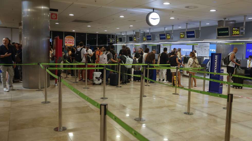 epa12301865 Passengers wait at Ryanair's check-in desks at Adolfo Suarez Madrid Barajas in Madrid, Spain, 15 August 2025. Unions within the Ryanair ground-handling staff are on strike in Spain that is expected to affect several Spanish airports and could lead to delays and cancellations.  EPA/J.P. Gandul