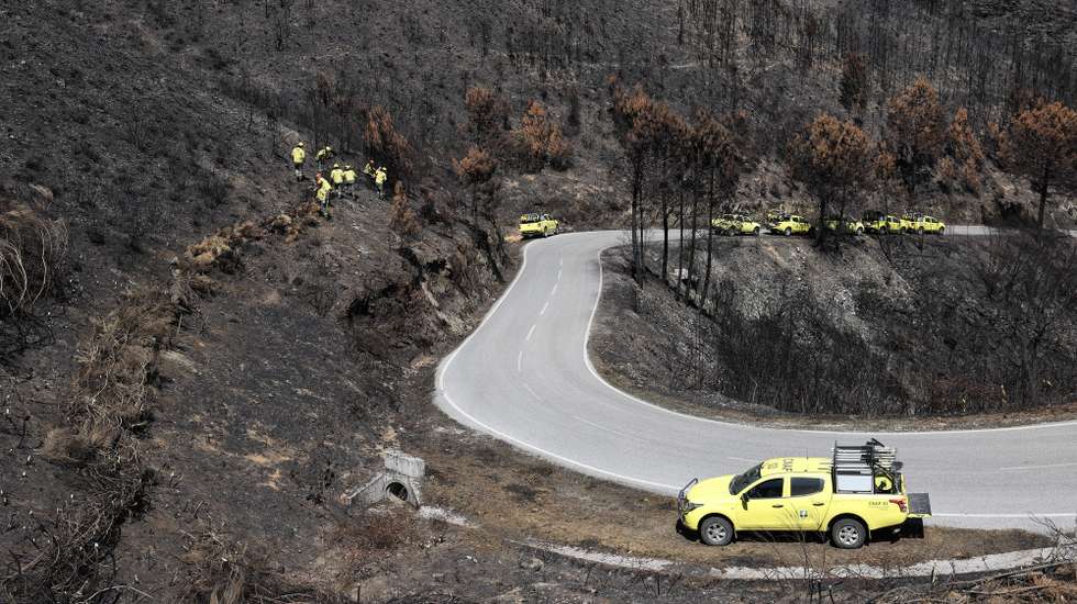 Sapadores florestais do Instituto da Conservação da Natureza e das Florestas (ICNF) fazem barreiras de proteção de terrenos, durante a do ministro da Agricultura e Mar, José Manuel Fernandes (ausente da fotografia), às áreas afetadas pelos incêndios, em Piódão, Arganil, 03 de setembro de 2025. PAULO NOVAIS/LUSA