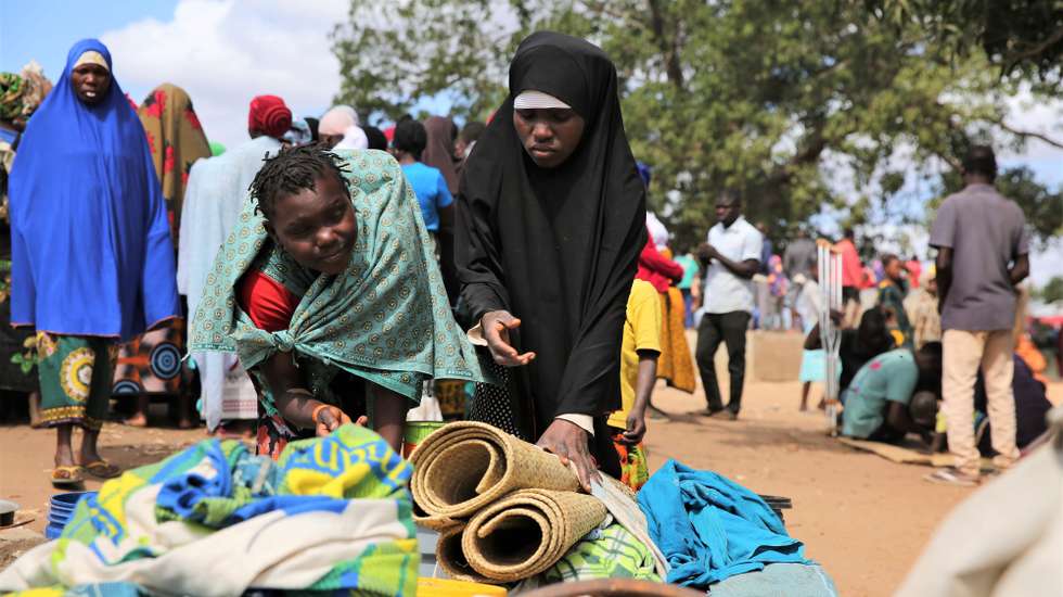 Cerca de 1.900 famílias deslocadas, fugidas de ataques armados em aldeias de Chiúre, estão acomodadas na Escola Primária Completa dos Coqueiros, Cabo Delgado, Moçambique, 29 de julho de 2025. Moçambique tem sofrido, nos últimos tempos, ataques, sobretudo na província de Cabo Delgado, no norte do país, rica em gás e que enfrenta desde 2017 uma rebelião armada, que já provocou milhares de mortos e uma crise humanitária, com mais de um milhão de pessoas deslocadas. LUÍSA NHANTUMBO/LUSA