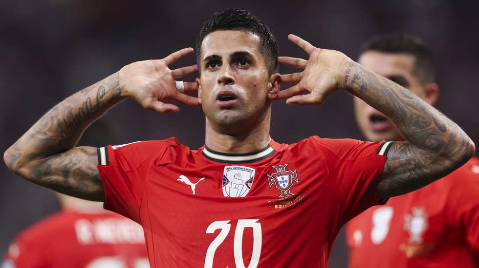 epa12366030 Portugal's Joao Cancelo celebrates after scoring the 2-3 goal during the FIFA World Cup qualifying match between Hungary and Portugal, in Budapest, Hungary, 09 September 2025.  EPA/JOSE SENA GOULAO