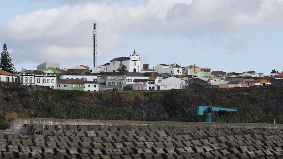 Vista de Rabo de Peixe a partir do porto de pesca. Ribeira Grande, 02 de agosto de 2025. NUNO VEIGA/LUSA