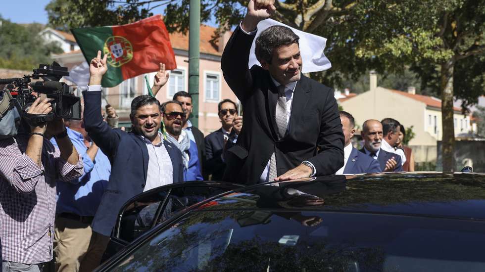 O presidente do Chega, André Ventura (C), acompanhado pelo candidato do Chega à presidência da Câmara Municipal de Alenquer, Carlos Sequeira (E), acena aos populares durante uma ação de campanha no âmbito das próximas eleições autárquicas do dia 12 de outubro, em Alenquer, 29 de setembro de 2025. MIGUEL A. LOPES/LUSA